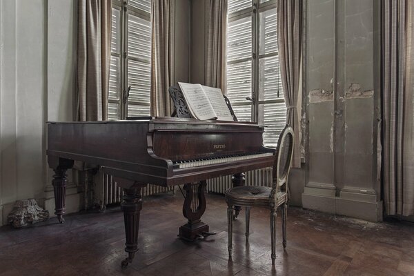 Pianoforte a coda vintage in una casa d epoca