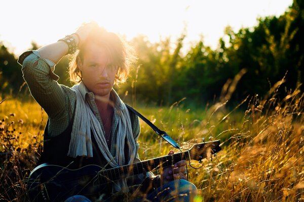 Bellissimo musicista con chitarra