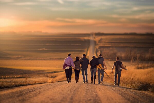 La guitarra en un largo viaje siempre es útil