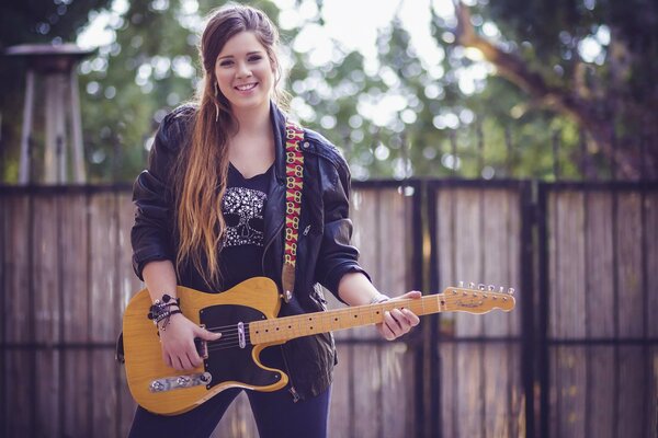 Chica joven tocando la guitarra