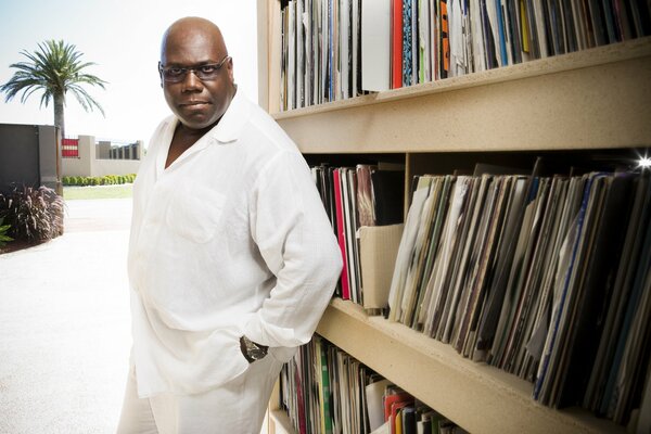 Dj Carl Cox et le mur de Vinyles