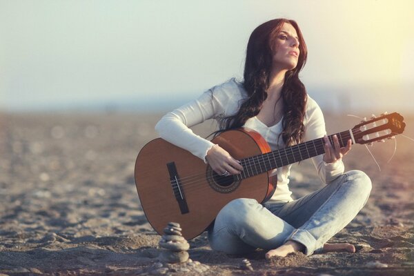 Mädchen mit Gitarre auf Sonnenuntergang Hintergrund