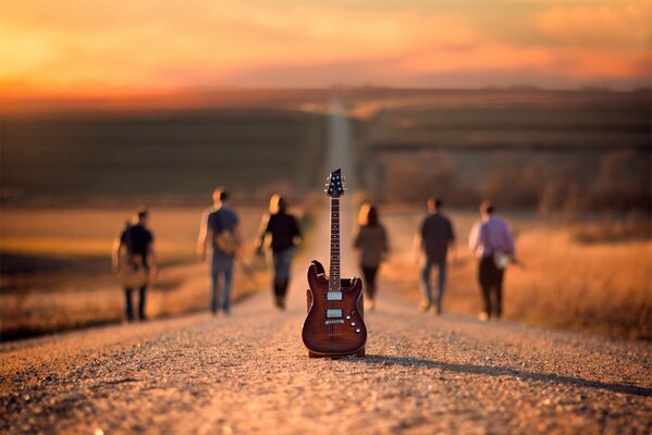 Sechs Musiker gehen auf dem Weg von der Gitarre weg