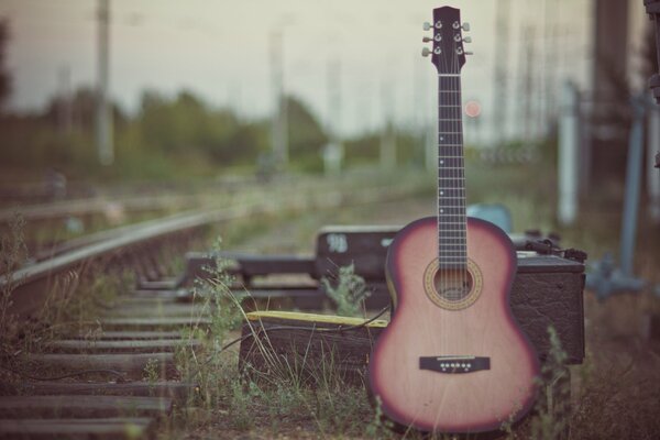 Chitarra sullo sfondo della ferrovia