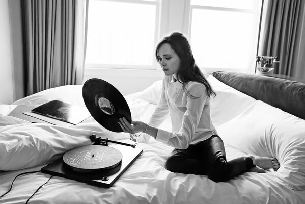 Ellen Page ha deciso di ascoltare un disco in vinile dei Beatles