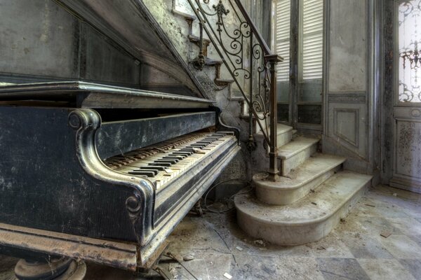 Ein verlassenes altes Haus, in dem ein altes Klavier steht