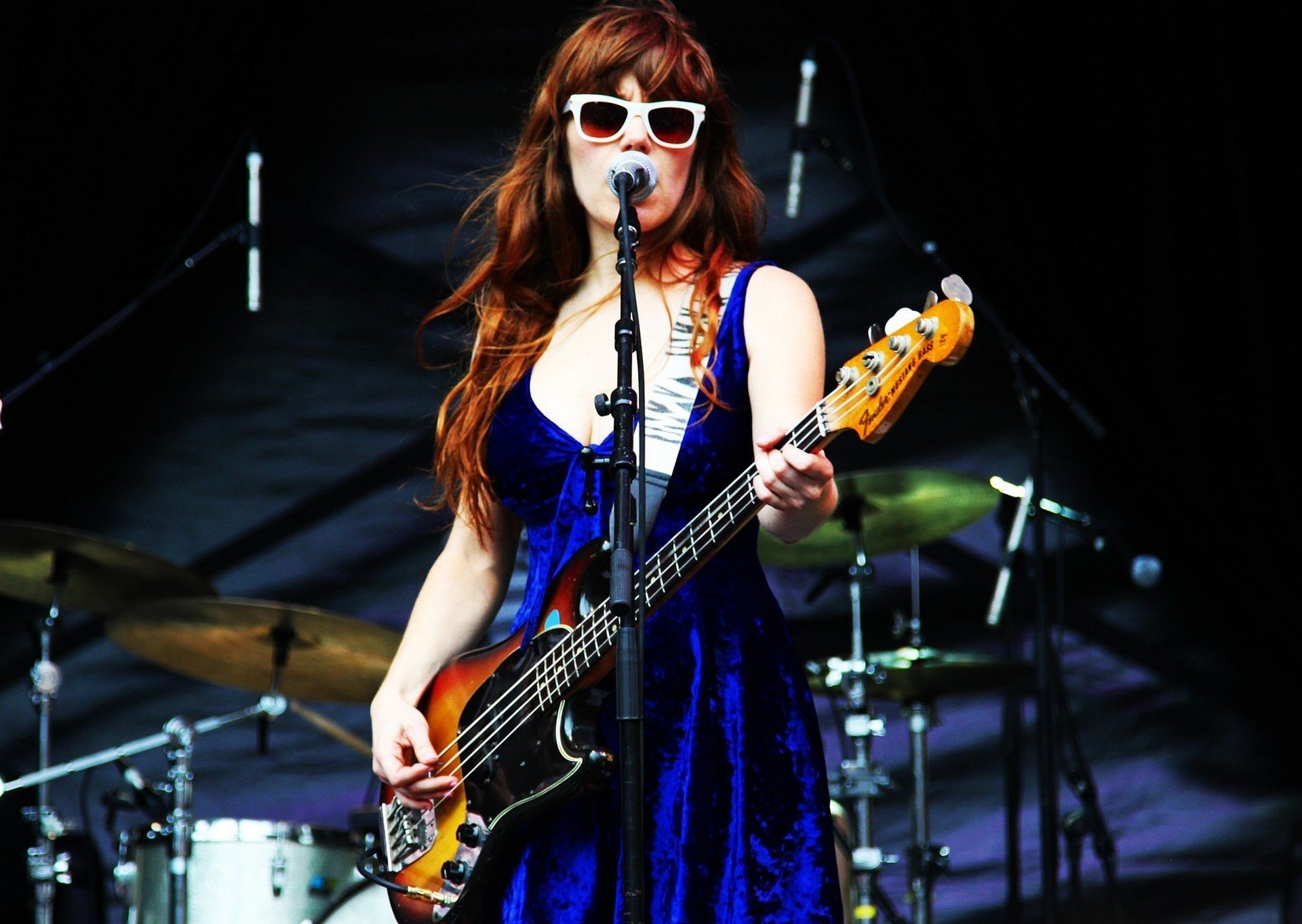 jenny lewis ragazza cantante chitarra palcoscenico microfono foto