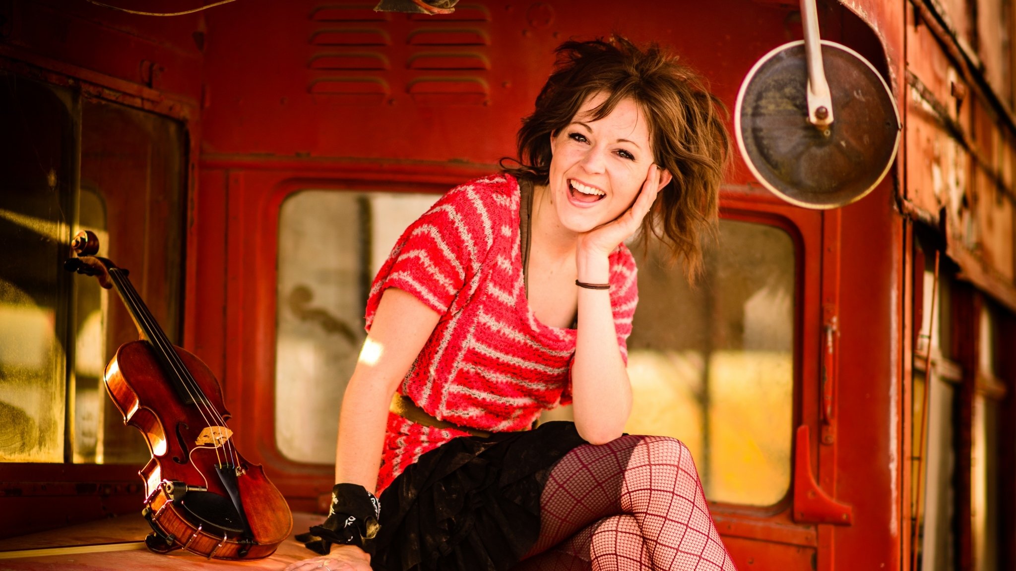 lindsay stirling musik lindsay stirling violine rot lächeln bus