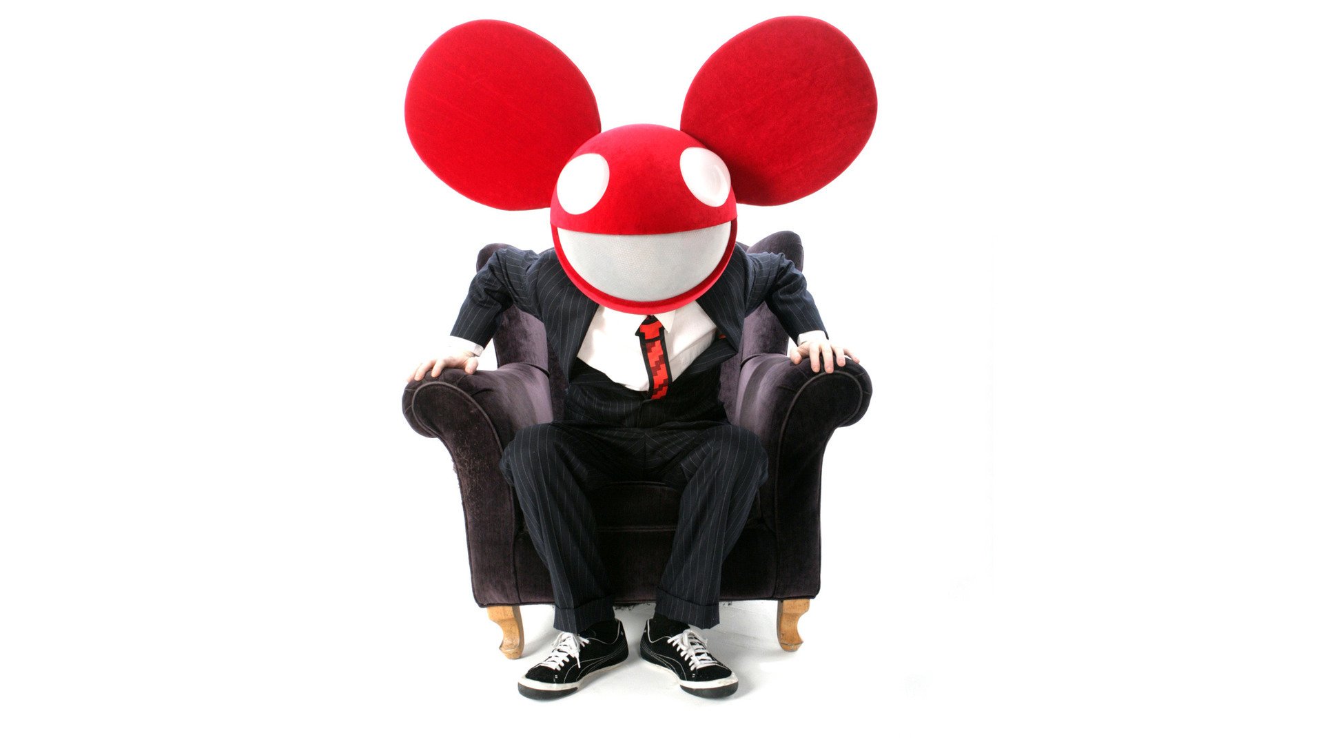 deadmau5 deadmaus dj cj progressive house electro house muzyka uśmiech mysz uszy fotel białe tło kostium