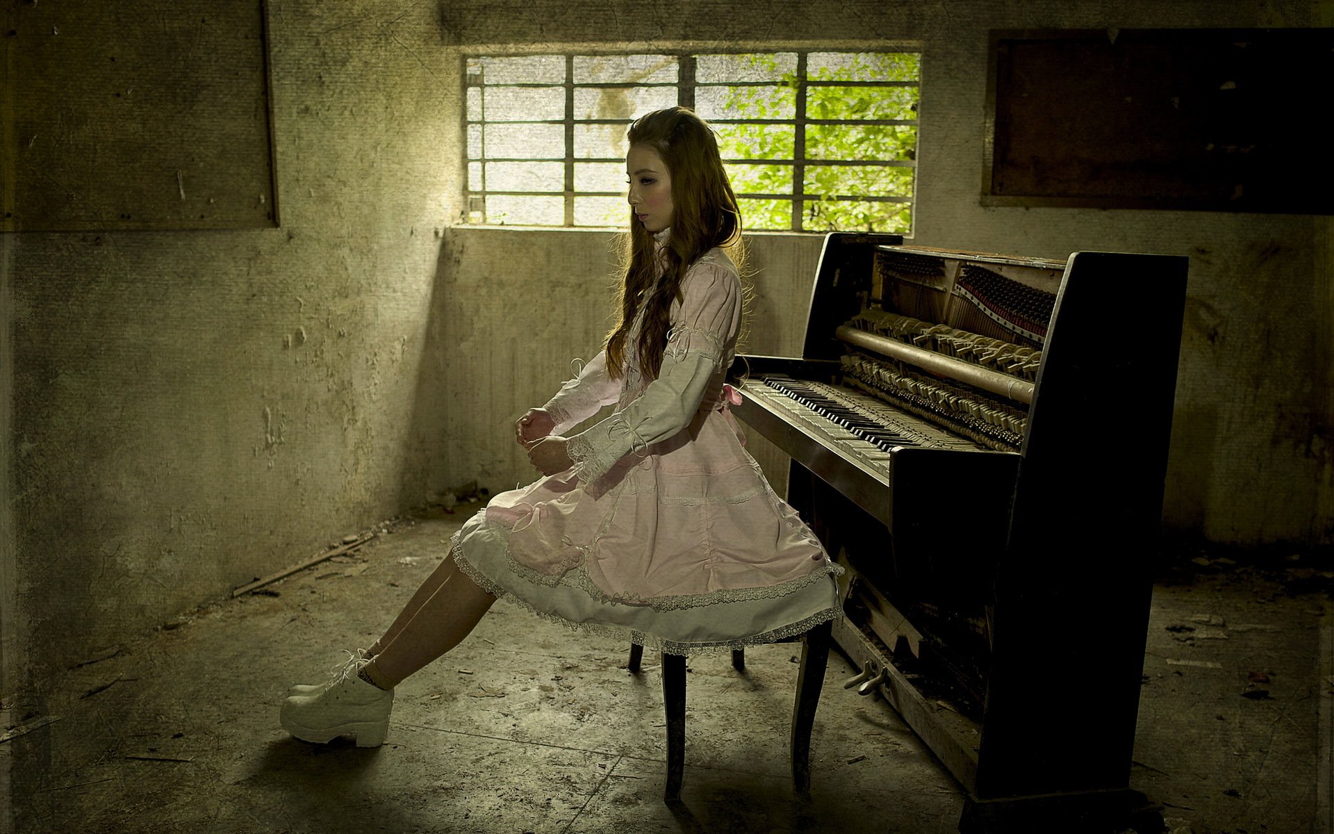 girl piano music