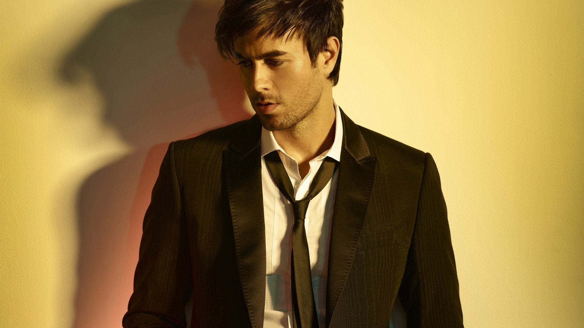 enrique iglesias miguel enrique iglesias enrique iglesias cantante intérprete actor mirada sin afeitar camisa corbata pinjak