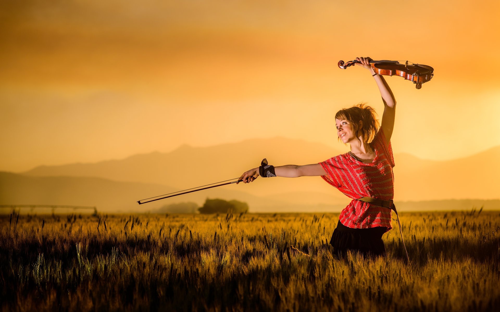 lindsey stirling violon coucher de soleil montagnes champ