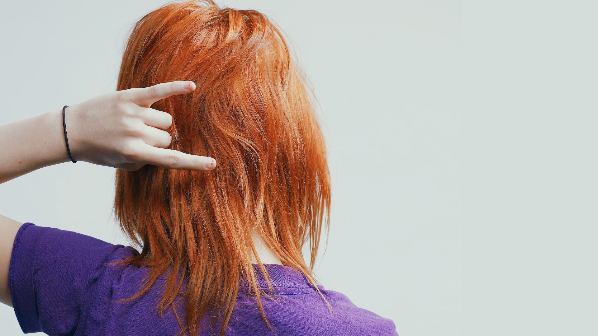 hayley williams celebrità rossa capelli gesto mano