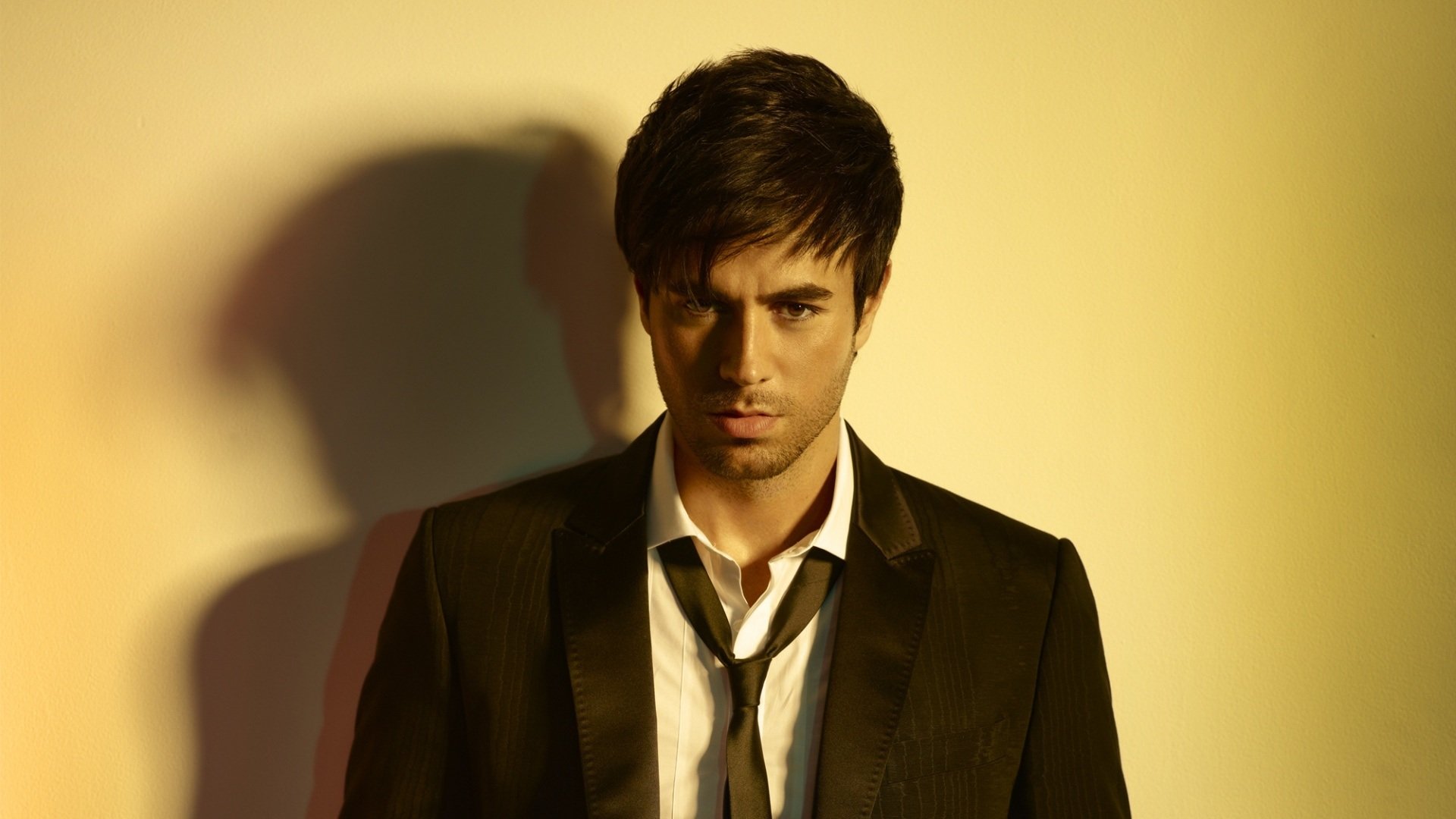 enrique iglesias miguel enrique iglesias enrique iglesias piosenkarz wykonawca aktor wygląd nieogolony koszula krawat pinjac