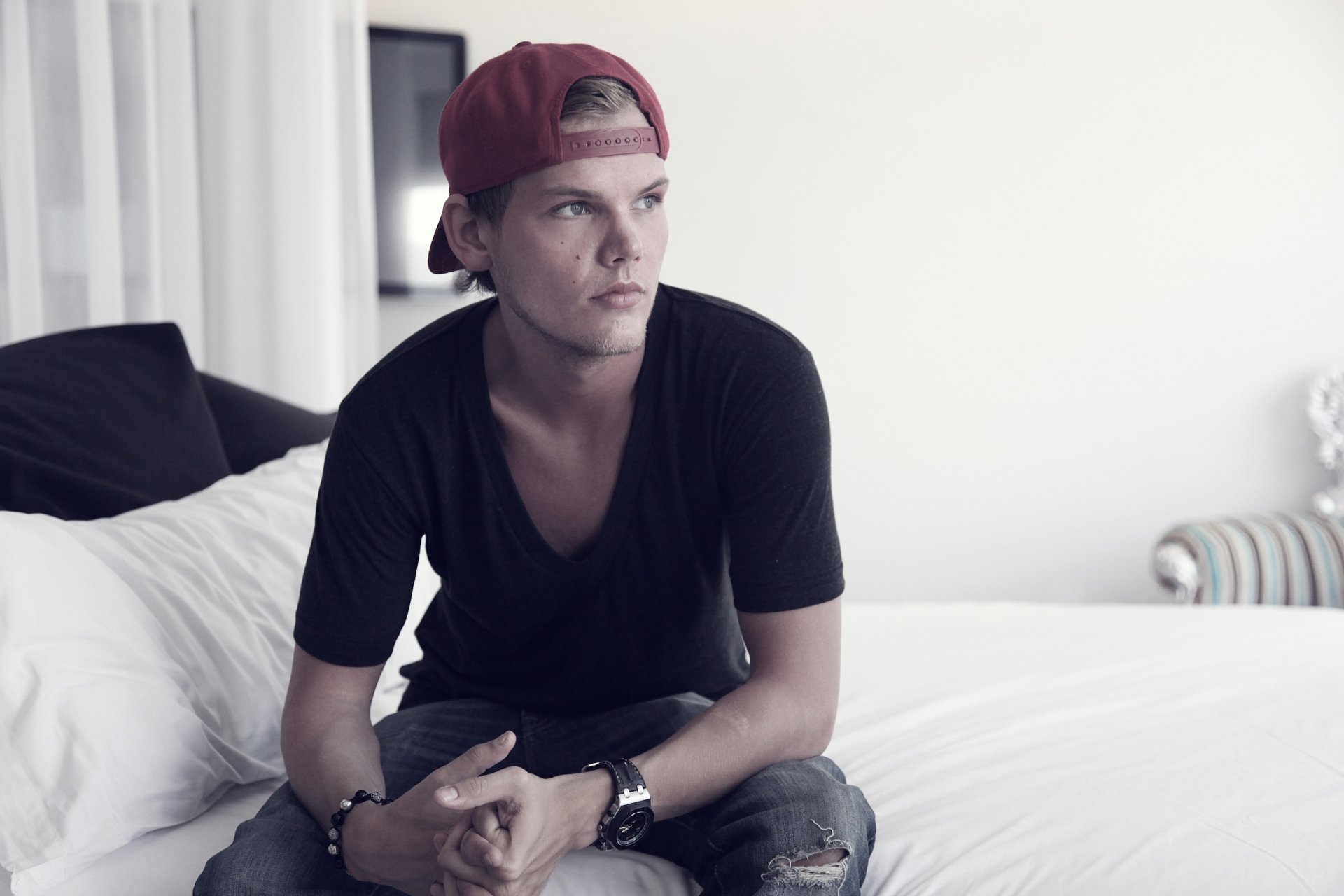 avicii tim bergling dj casquette pose lit