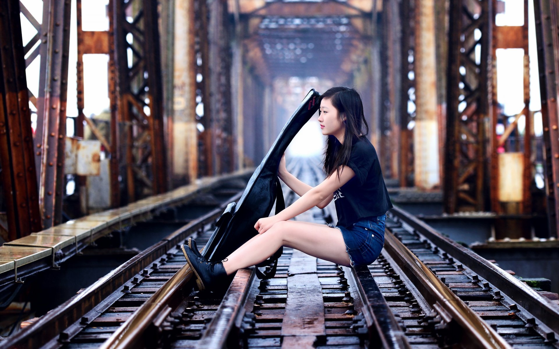 ragazza asiatica chitarra musica ferrovia ponte