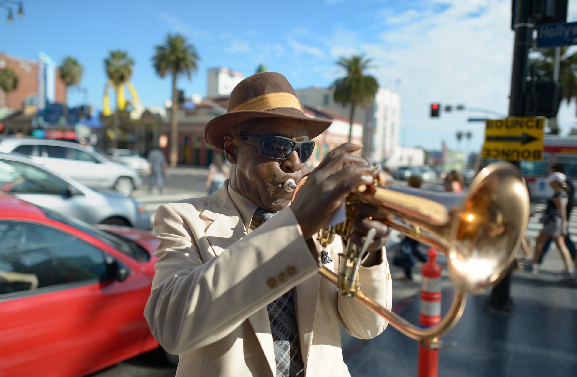 uomo artista strada musica jazz cappello scuro occhiali stile