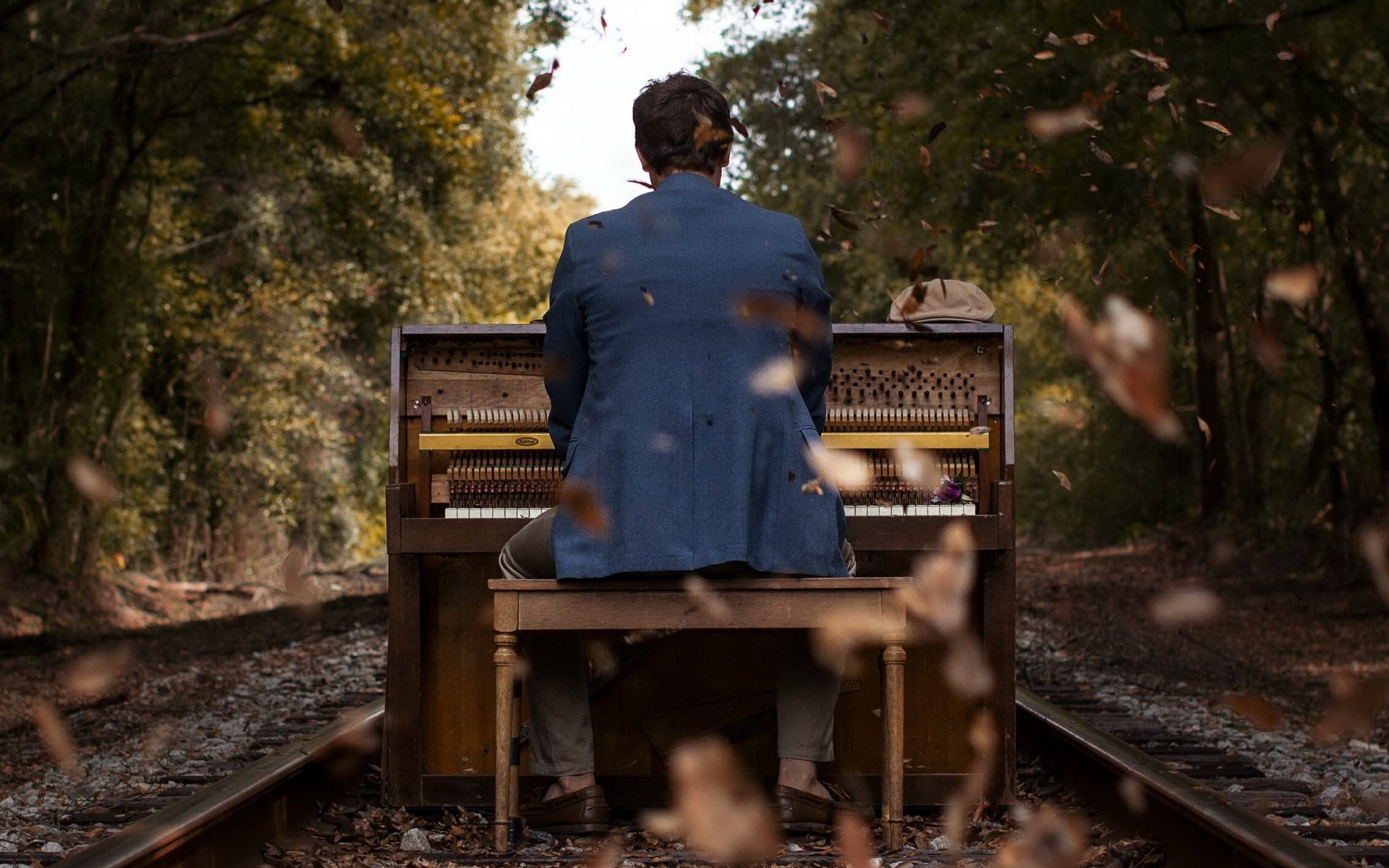 homme chemin de fer piano musique feuilles