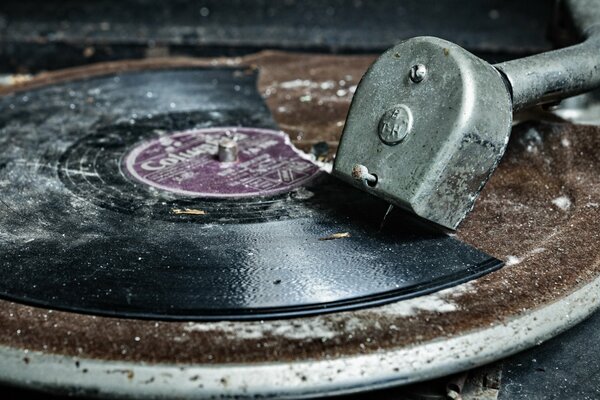 Disque cassé sur un vieux gramophone