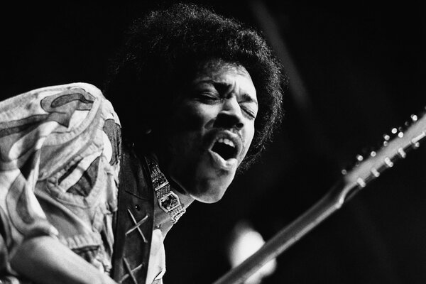 Jimi Hendrix suona la chitarra in concerto