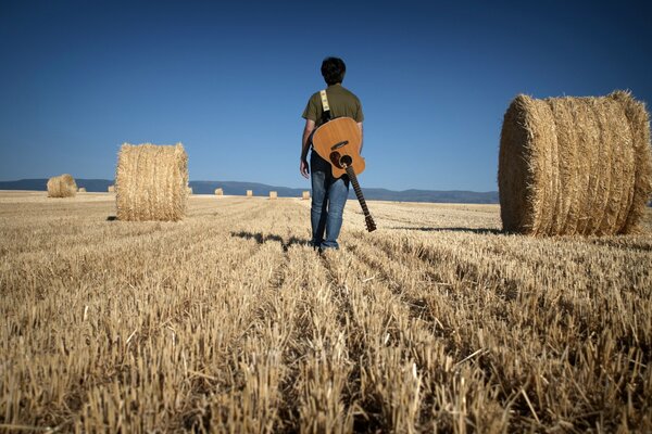 El hombre con la guitarra en el campo