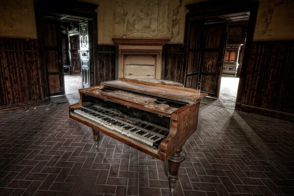 Un viejo piano en medio de una casa abandonada