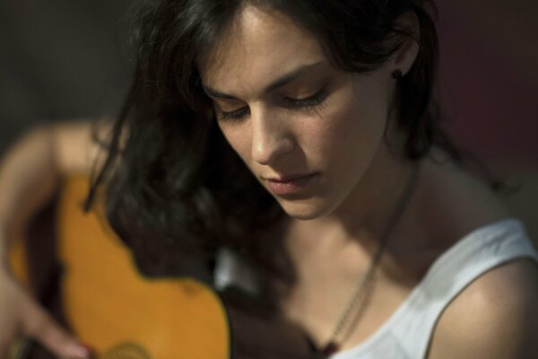 Portrait d une jeune fille jouant de la guitare