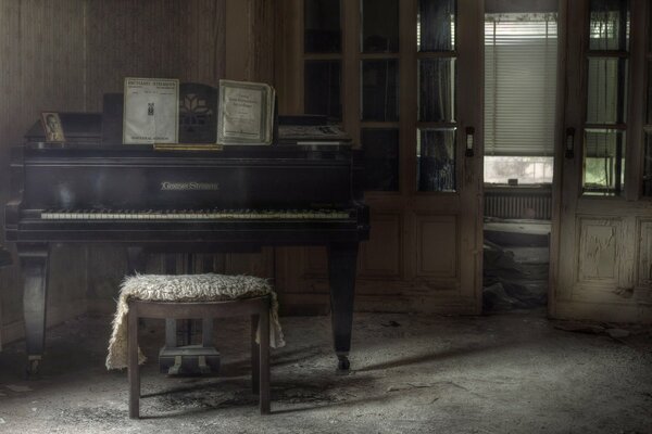 Salle ancienne avec piano dans le coin