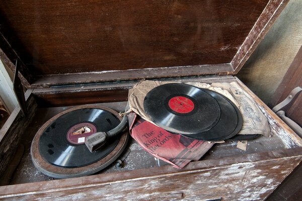 An old gramophone with records inside