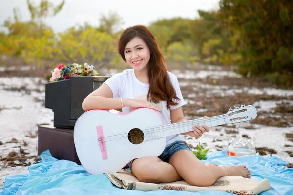 Fille avec une guitare musicale