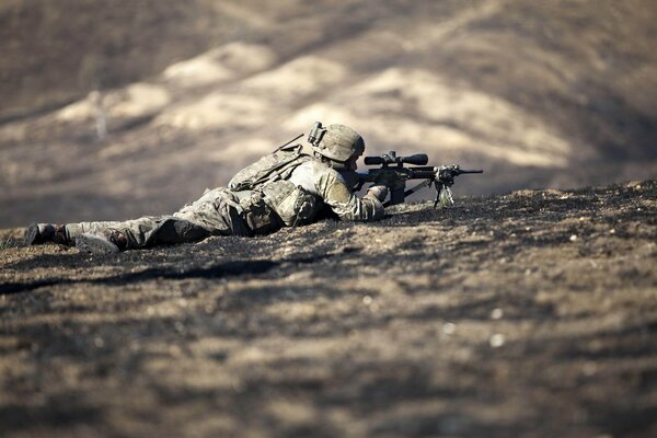 Soldat im Hinterhalt mit Gewehr