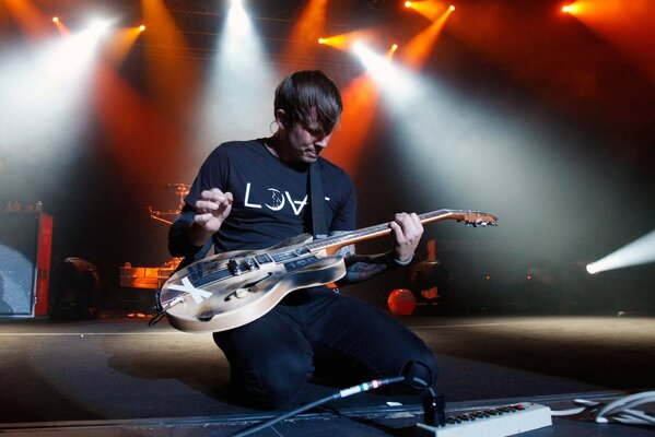 Tom delong spielt auf seinem Schoß Gitarre