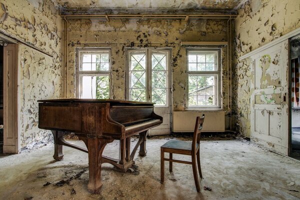 Atmospheric photo of a piano in an empty room