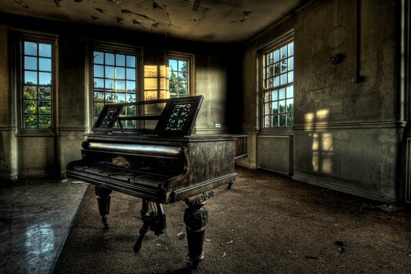 Gran piano en el medio de la habitación