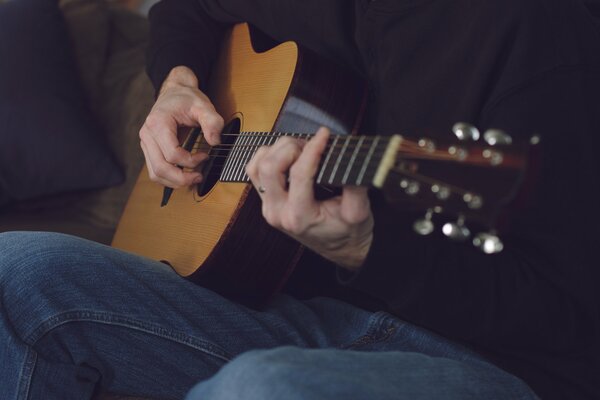 Musicien doigter les cordes