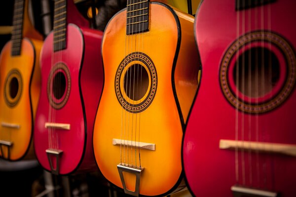 Guitares jaunes et rouges se tiennent sur le stand