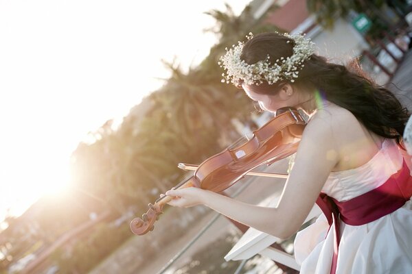 Asian girl plays the violin