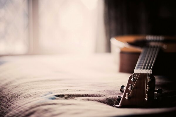 Guitare sur le lit