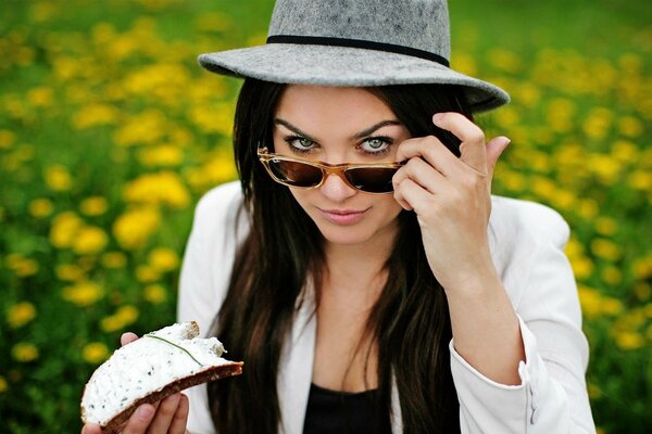 EVA farna avec des lunettes et un chapeau