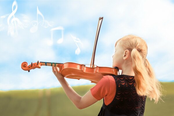 Chica con coletas tocando el violín