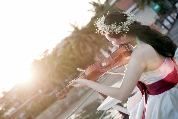 Fille dans une Couronne de fleurs jouant du violon