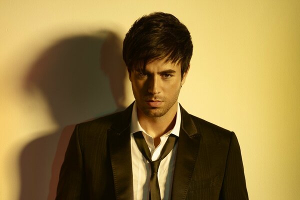 Enrique Iglesias in a jacket and with an untied tie