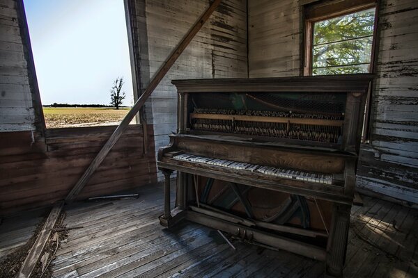 Un viejo piano en una casa en ruinas