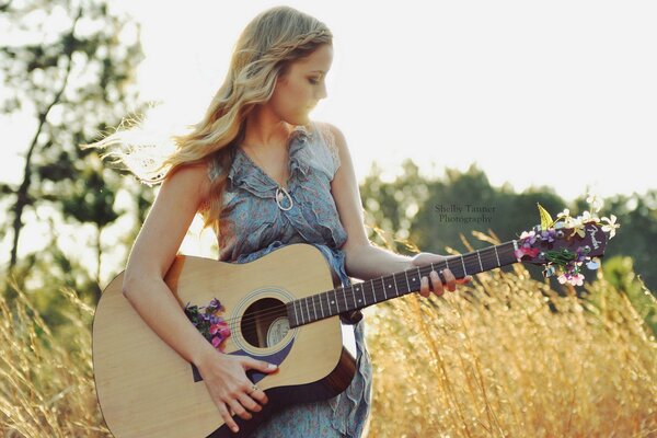 Mädchen, das Musik auf der Gitarre spielt