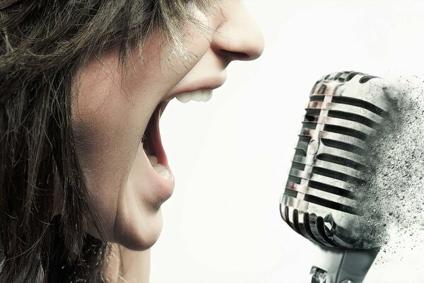 Fille avec microphone sur fond blanc