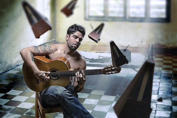 Homme jouant de la guitare à l intérieur