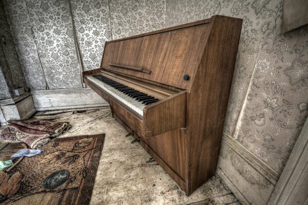 Piano antiguo en la habitación de anturad