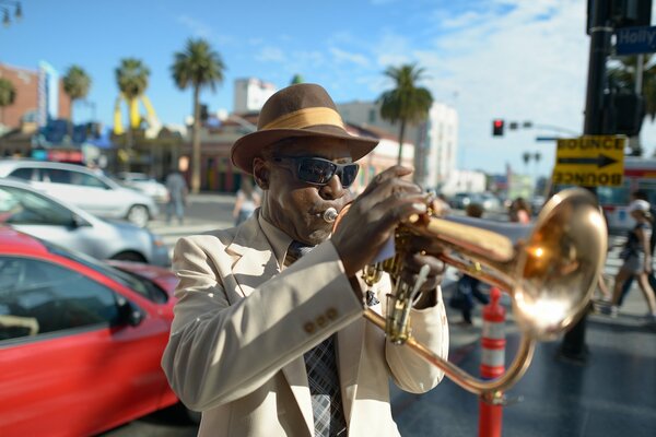 Un hombre de jazz con sombrero toca la trompeta