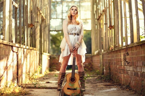 Linda chica sosteniendo una guitarra