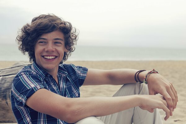 Sonriente Harry Styles en el desierto